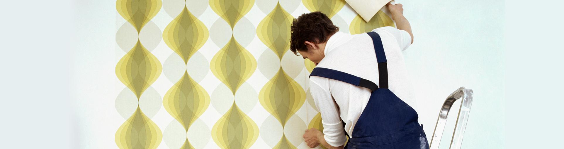 mężczyzna kładzie tapetę