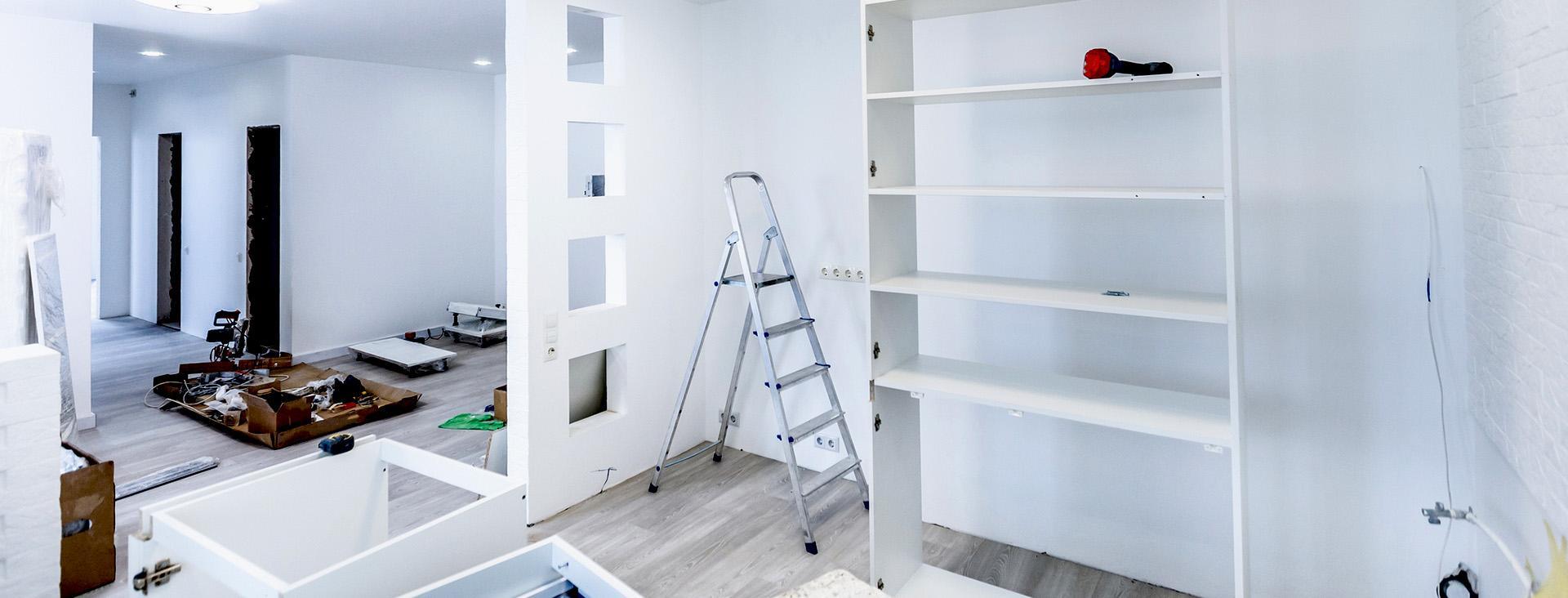 dom w remoncie drabina