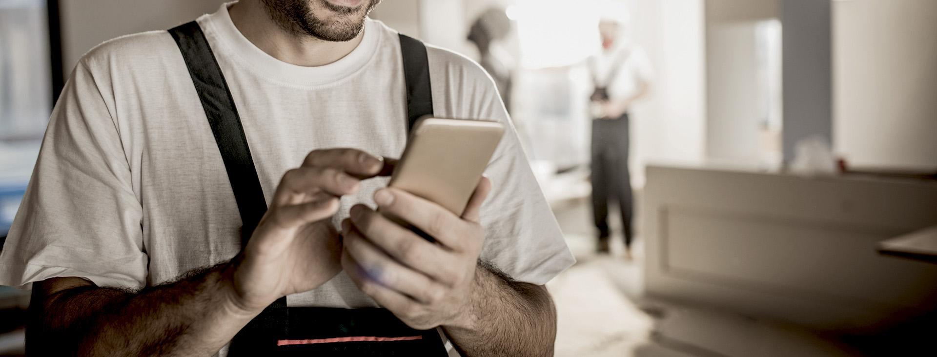 człowiek z telefonem